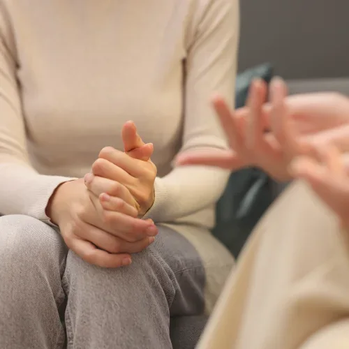Mani intrecciate durante un colloquio di supporto